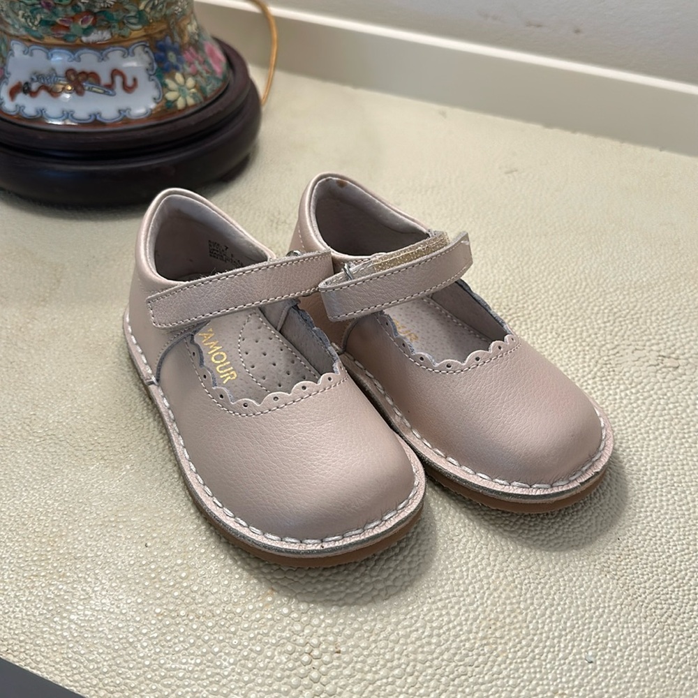 Girls l’amour lamour pink scallop Velcro shoes 7 like new